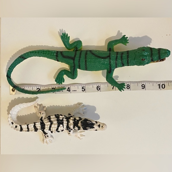 2 AlligatorToys Action Figures one green one white - Picture 2 of 5